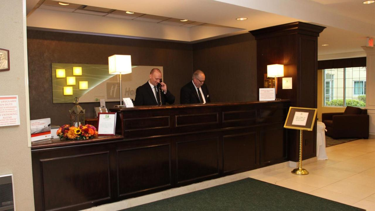 Hotel Lobby - Holiday Inn Budd Lake